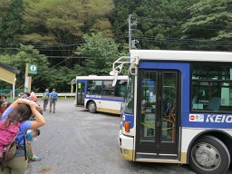 小仏バス停から歩きます