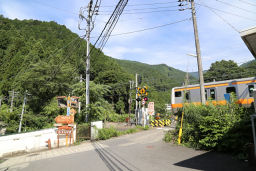 駅を出て線路を渡る