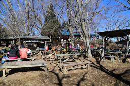 景信山頂の茶屋で休憩