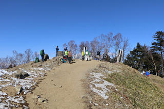 山頂小屋の先に山頂