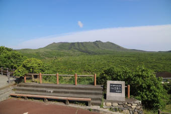 茶屋から三原山を見返す