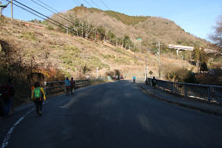 日影のバス停へ