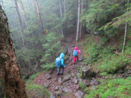 雨の中下山