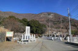 正面に大蔵経寺山