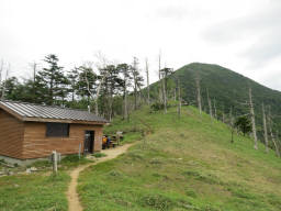 窓のない避難小屋