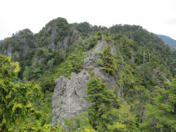 第一峰から鶏冠山のピークを一望