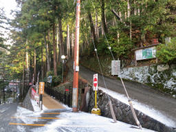 右が奥の院への道