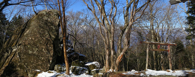 三石山頂の巨石と鳥居