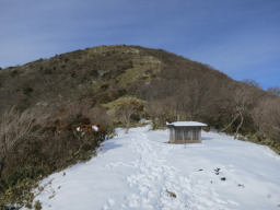 石仏は小屋の中