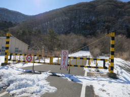 湖畔の県道は通行止め