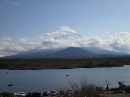 精進湖の向こうに富士