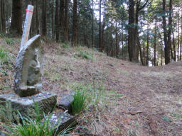 地蔵が出迎える樽峠