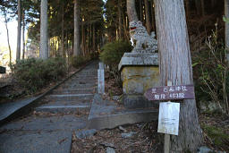 駐車場の前の登山口