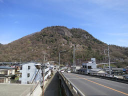 陸橋からの岩殿山