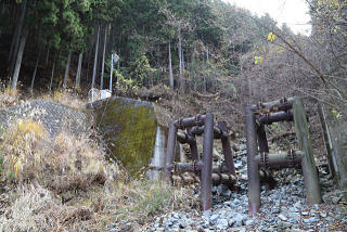 流木止め堰堤を左に