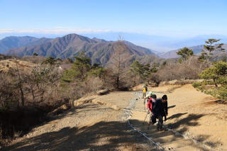 急登を振り向くと御坂山塊