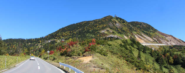 渋峠に向かう車道脇からの横手山