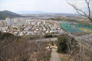 住宅地の方へ降りていく