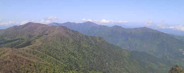山頂から祖母山を望む