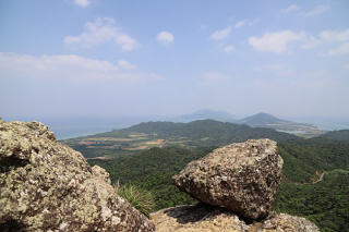 山頂は安山岩の岩