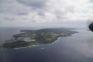 上空から島の全景が見える